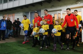 Гравці СК "Дніпро-1" (Дніпро) та діти в патріотичних футболках