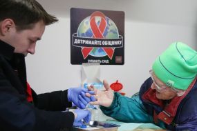 Пожилая женщина проходит тест на ВИЧ