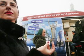 Женщина держит палец после теста на ВИЧ