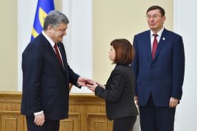 Petro Poroshenko presents the award