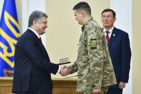 Petro Poroshenko presents the award