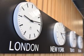 Годинники, що показують час у різних містах