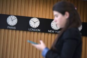 Годинники, що показують час у різних містах