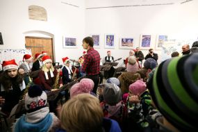 Дети во время открытия резиденции Святого Николая