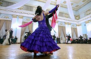 Участники "Кадетского бала" танцуют