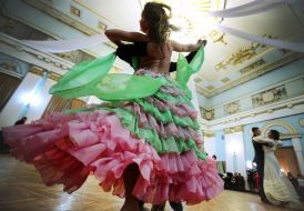 Участники "Кадетского бала" танцуют