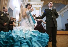 Участники "Кадетского бала" танцуют