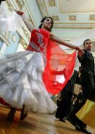 Участники "Кадетского бала" танцуют