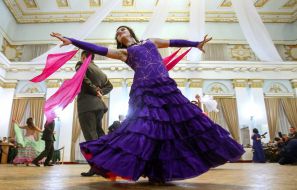 Участники "Кадетского бала" танцуют