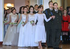 Участники "Кадетского бала" танцуют