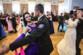 Участники "Кадетского бала" танцуют