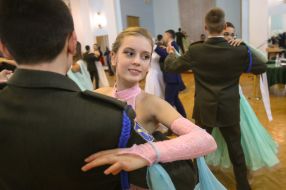 Участники "Кадетского бала" танцуют