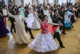 Участники "Кадетского бала" танцуют