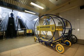 The device for using people by wheelchairs with an escalator