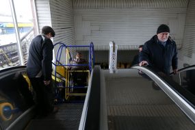 The device for using people by wheelchairs with an escalator