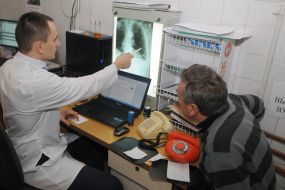 The doctor decodes the X-ray