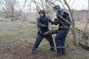 Mine clearance in Lugansk region