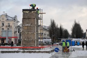 Dismantling of the pedestal of the monument to Lenin