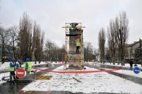 Dismantling of the pedestal of the monument to Lenin