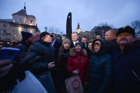 Petro Poroshenko communicates with local residents