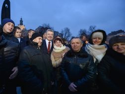 Petro Poroshenko communicates with local residents