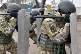 The military demonstrates the skills of working with special forces