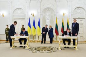 The signing ceremony of bilateral documents