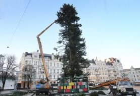 Монтаж главной елки на Софийской площади