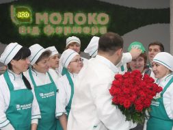 Тарас Мороз дарит цветы работницам магазина