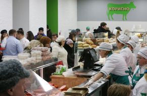 Люди під час відкриття магазину
