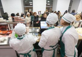 Продавці за прилавком