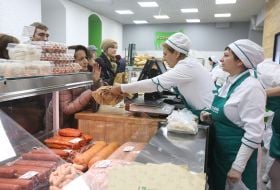 Продавці за прилавком