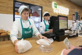 Продавці за прилавком