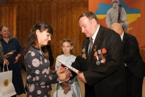 Oleg Gerashchenko hands over a certificate