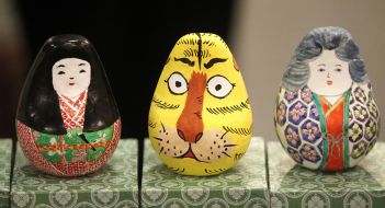 Традиційна японська лялька окіагарі кобоші