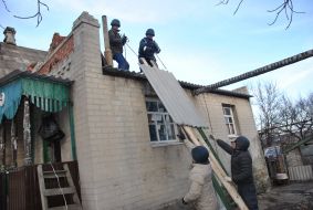 Спасатели продолжают восстанавливать поврежденное жилье в Авдеевке