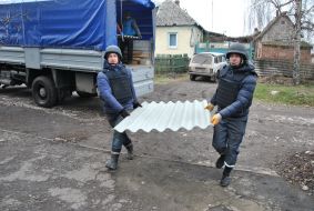 Спасатели продолжают восстанавливать поврежденное жилье в Авдеевке