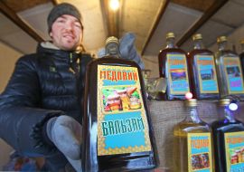 The seller shows honey balsam
