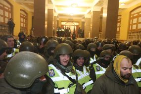 Soldiers of the National Guard in the building of the October Palace