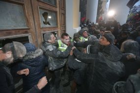 Clashes near the October Palace