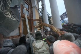 Clashes near the October Palace