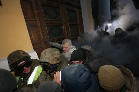 Clashes near the October Palace