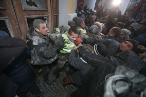 Clashes near the October Palace