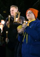 Андрей Садовый принимает Вифлеемский огонь