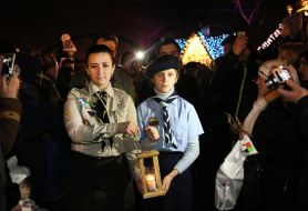 Пластуны передают Вифлеемский огонь мира