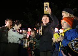 Андрей Садовый принимает Вифлеемский огонь