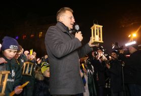 Андрей Садовый принимает Вифлеемский огонь