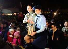 Пластуны передают Вифлеемский огонь мира