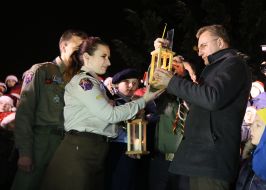 Андрей Садовый принимает Вифлеемский огонь