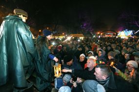 Пластуны передают Вифлеемский огонь мира